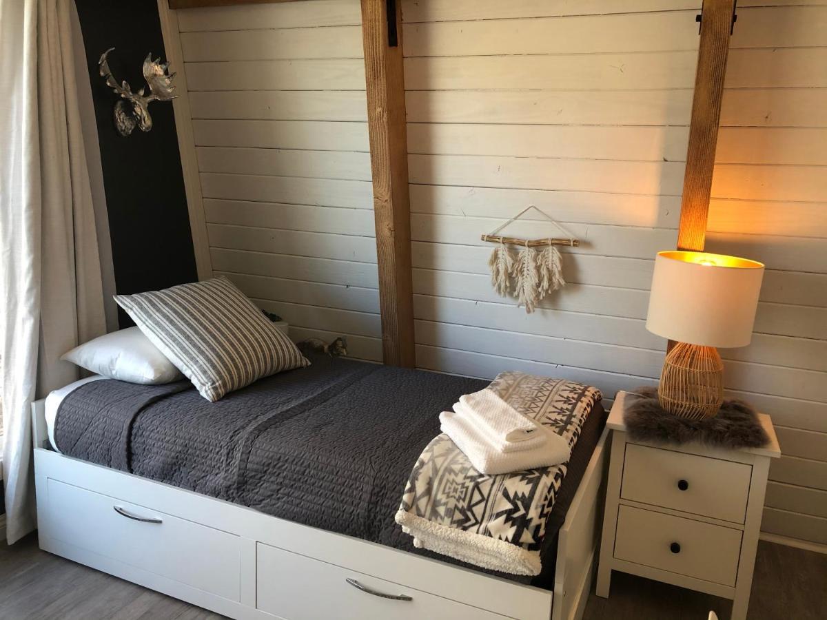 Maison Solange-Red Barn Farmhouse Style- Moonridge Big Bear City Exterior photo